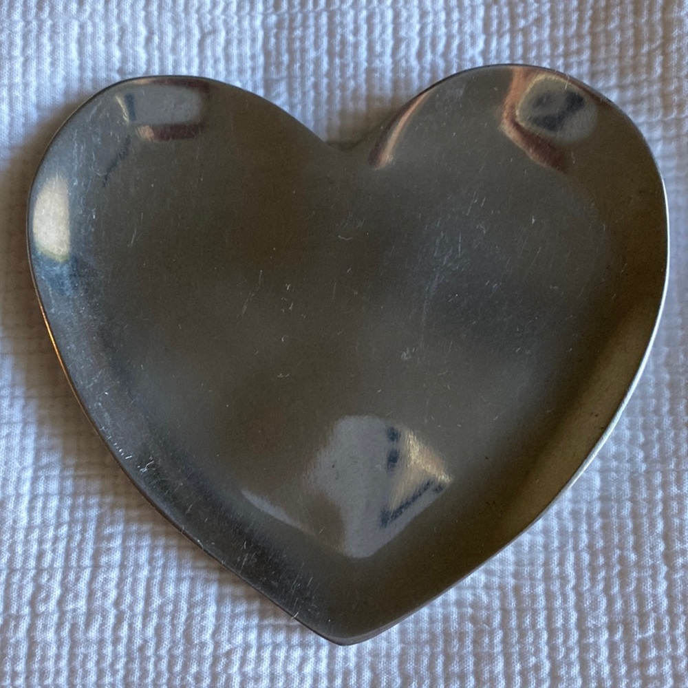 Vintage pottery barn solid aluminum heart ♥️
